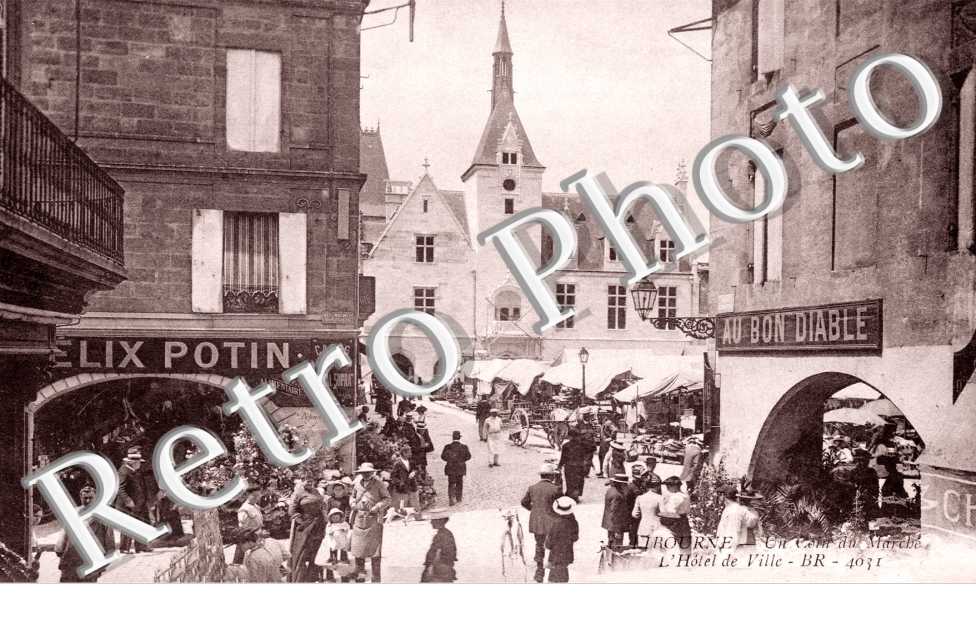 un coin du marche - l'hotel de ville