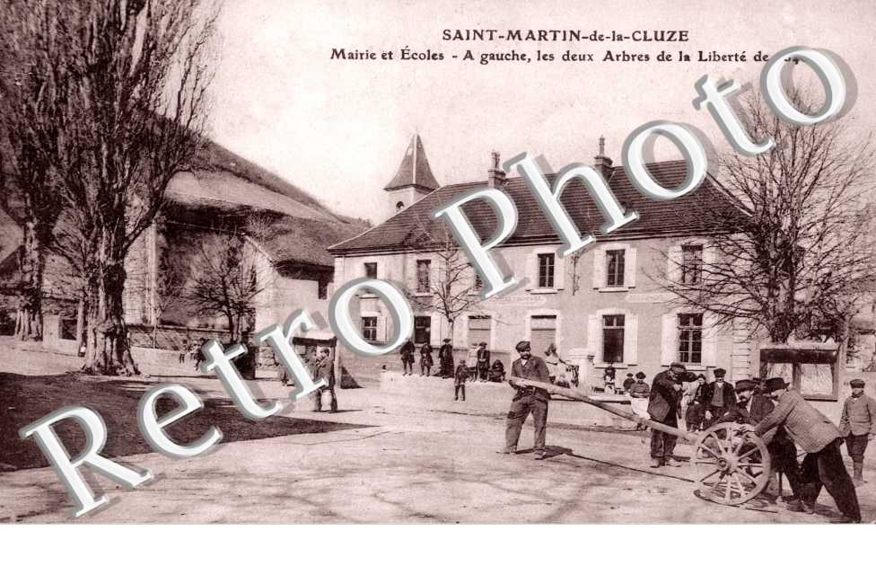 Mairie et ecoles - A gauche, les deux arbres de la Liberte de 1848