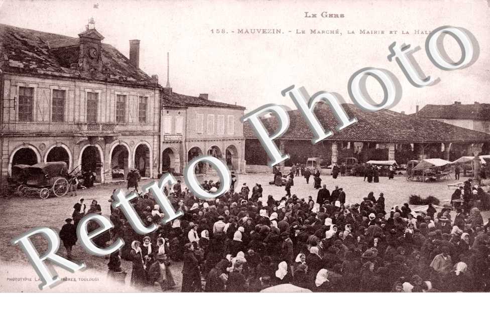 le marche, la mairie et la halle.