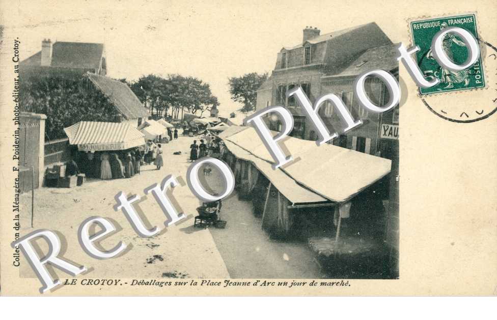 Déballage sur la Place Jeanne d'Arc un jour de Marché