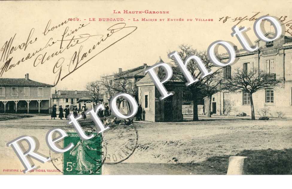 La mairie et entrée du village