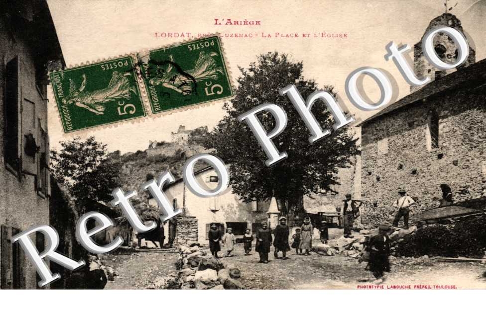La place et l'église