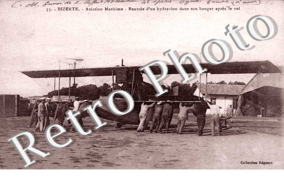 Rentrée d'un hydravion dans son hangar - Aviation maritime