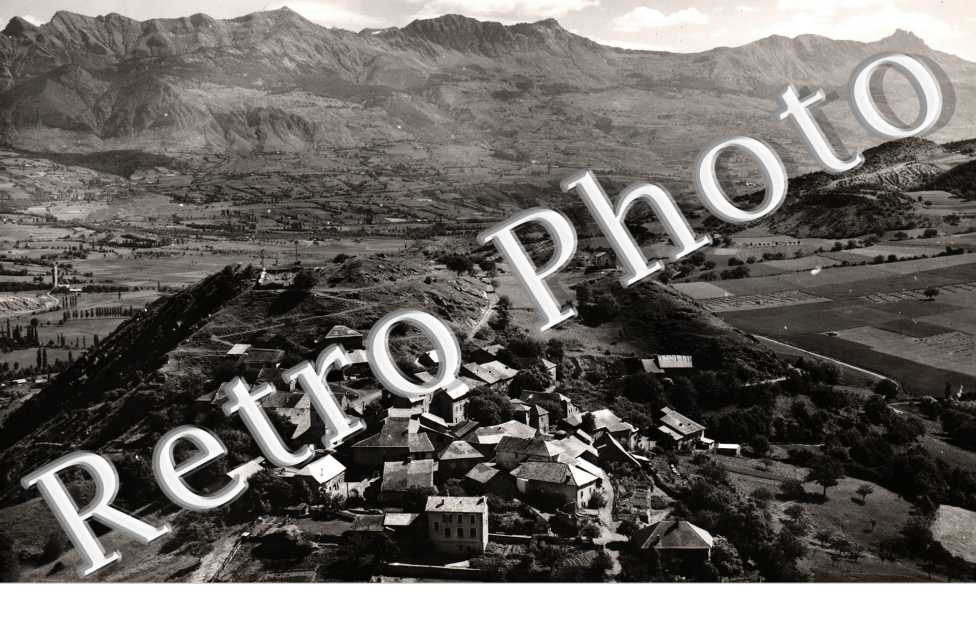 vue generale aerienne. Dans le fond, la Montagne de Chorges