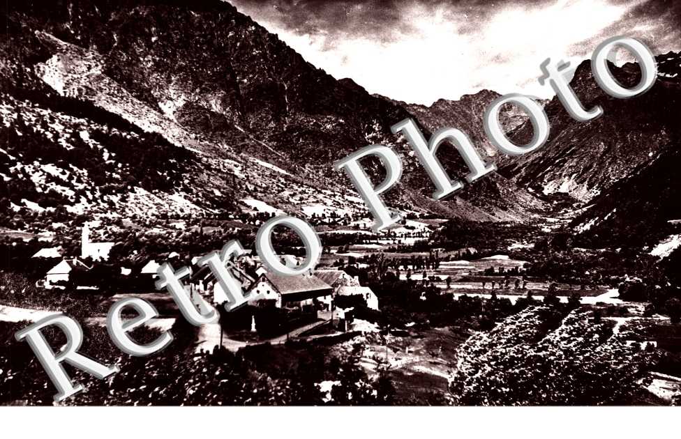 et la vallee de Molines. Dans le fond, les Pics de Larche et de Plan