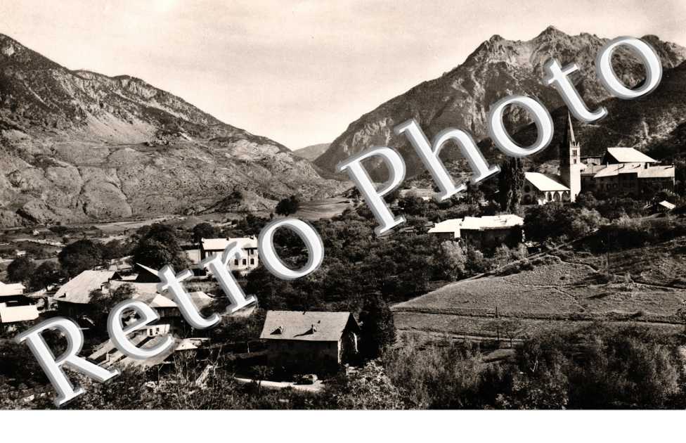 la Rua et l'eglise. Dans le fond, les Gorges du Queyras