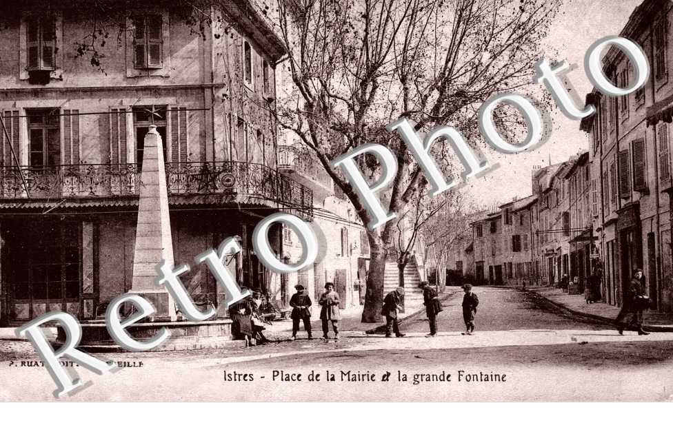 place de la mairie et la grande fontaine