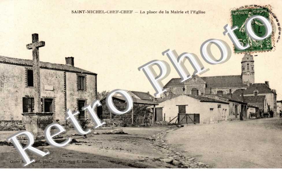 la place de la mairie et l'église