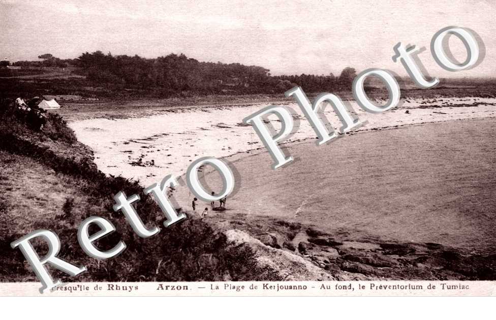 Presqu'ïle de Rhuys La Plage de Kerjouanno - Aun fond, le préventorium de Tumiac