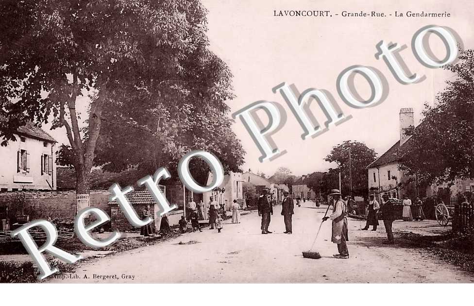 grande rue. La Gendarmerie.