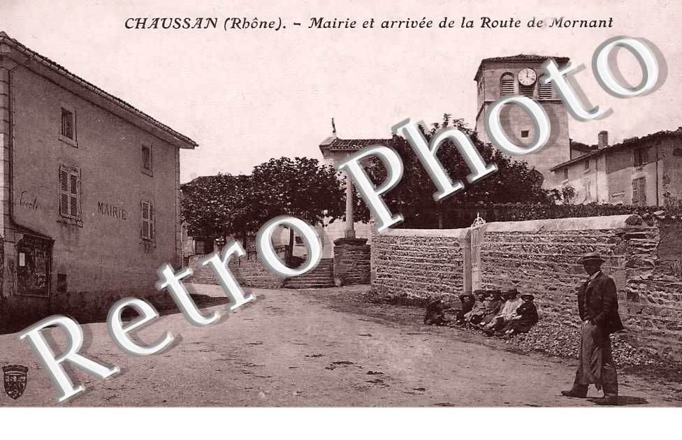 mairie et arrivée de la route de Mornant