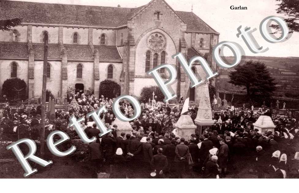 cérémonie religieuse devant l'église