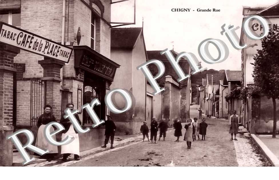 grande rue. Tabac Café de la place.