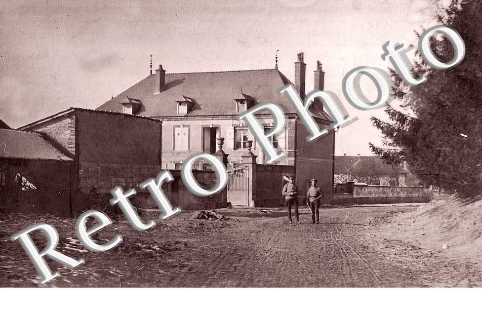 une rue avec maison de maître (militaires allemands)