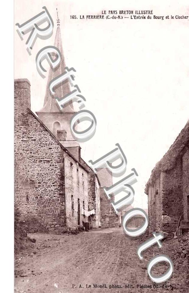 l'entrée du bourg et le clocher