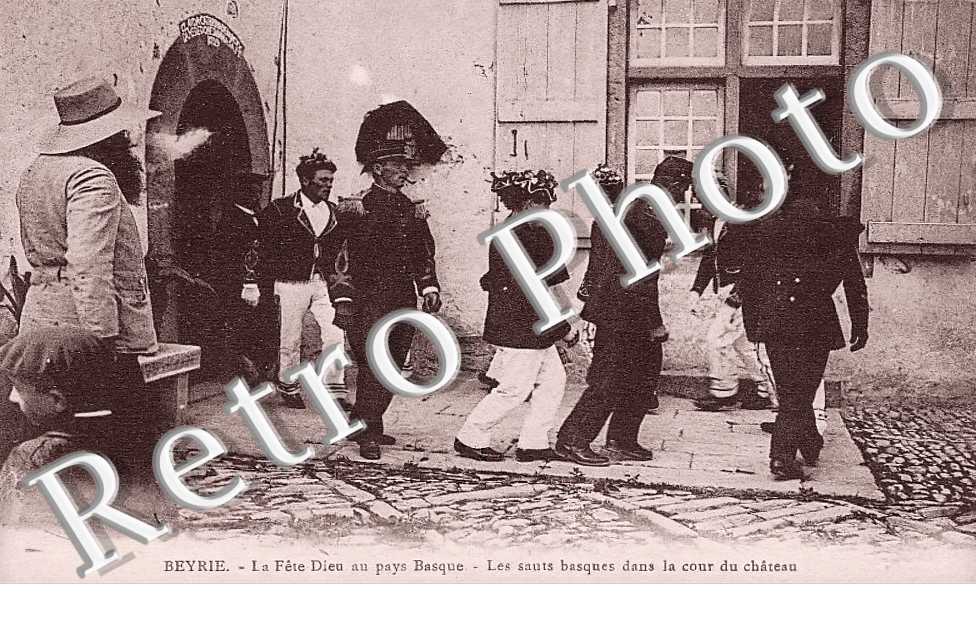 la Fête-Dieu au pays basque. Les sauts basques dans la cour du château
