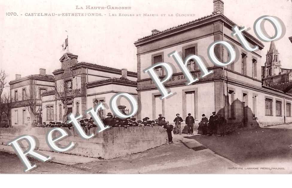 les écoles et mairie et le clocher