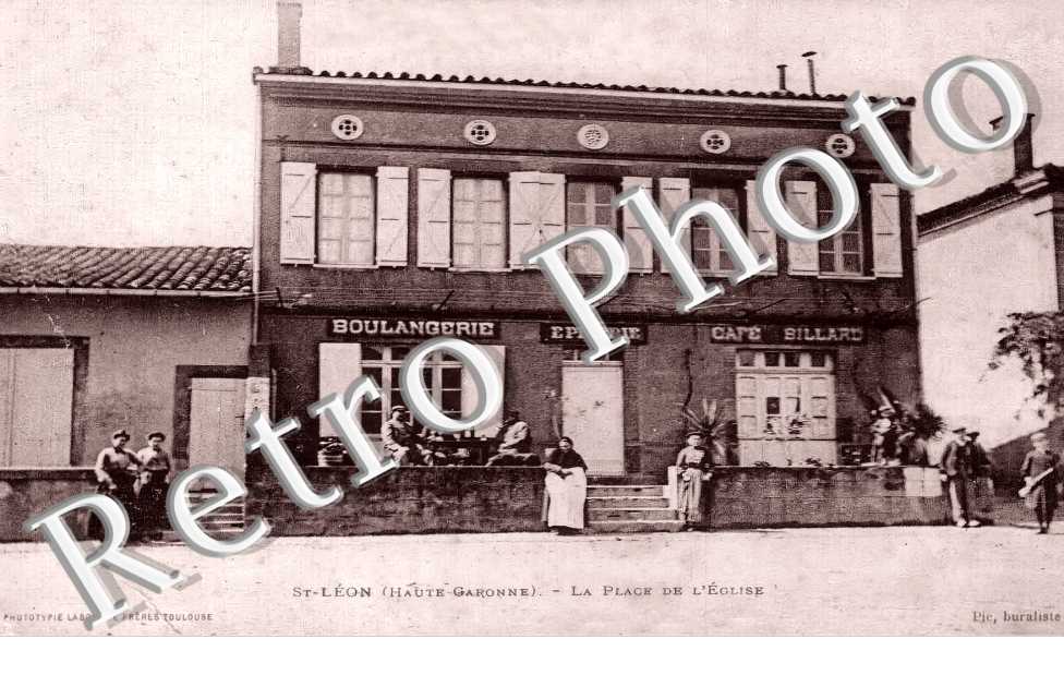 la place de l'église.Boulangerie, épicerie, café.