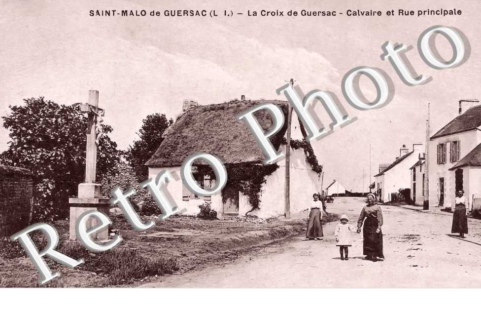 la Croix de Guersac. Calvaire et rue principale