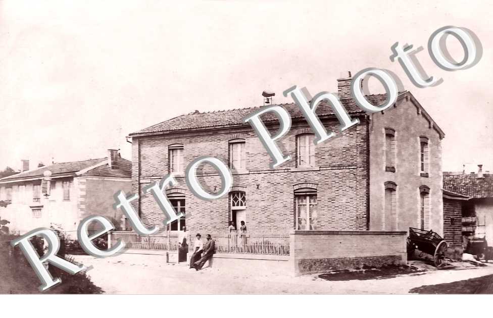Fontaine sur Cool. L'école et la mairie