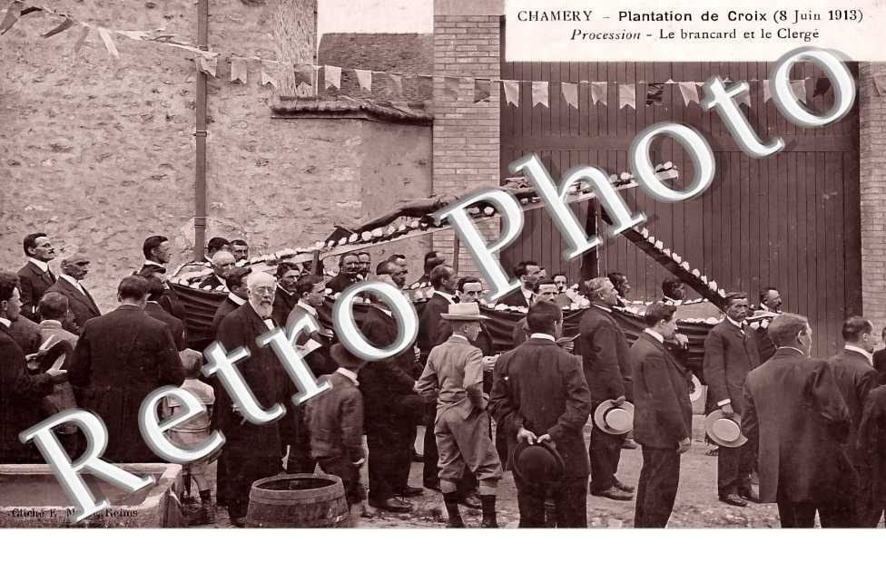plantation de Croix (8 juin 1913). Procession. Le brancard et le clergé