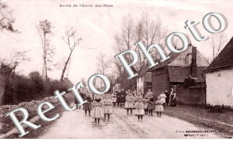 sortie de l'école des filles