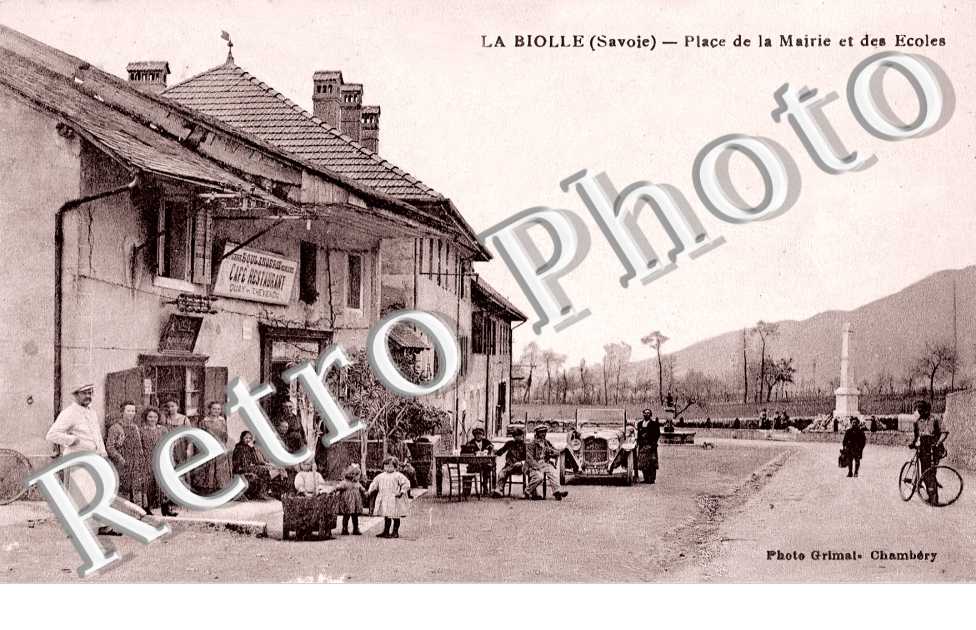 place de la mairie et des écoles. Café Restaurant.