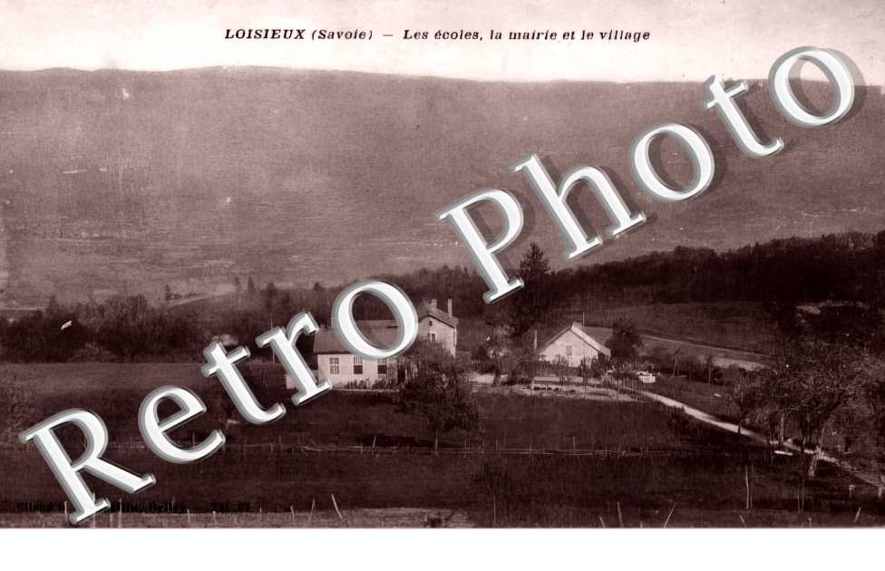 les écoles, la mairie et le village