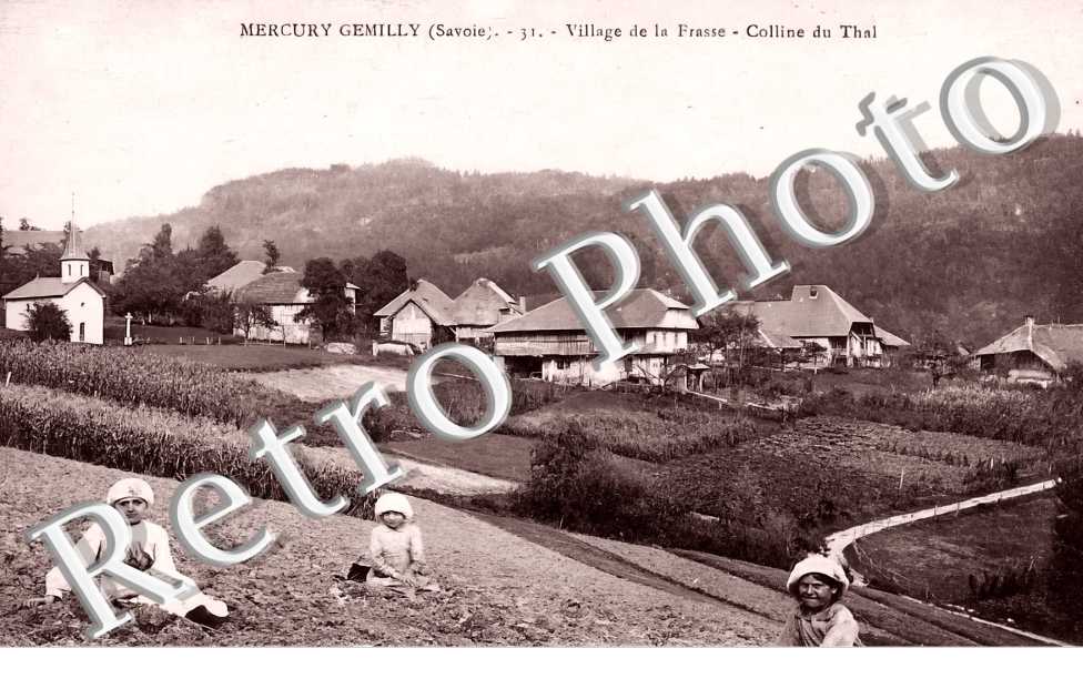 village de la Frasse. Colline du Thal