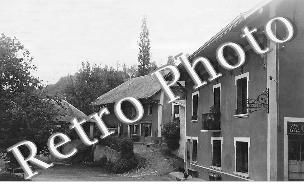 entrée du village. Café