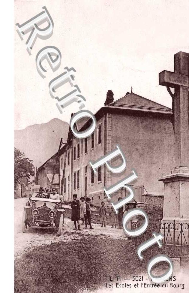 Les écoles et l'entrée du bourg