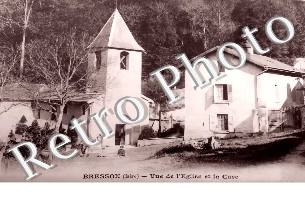 vue de l'église et la Cure