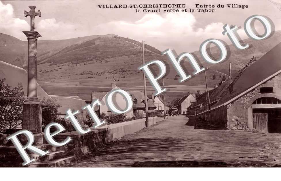 entrée du village . Le Grand Serre et le Tabor