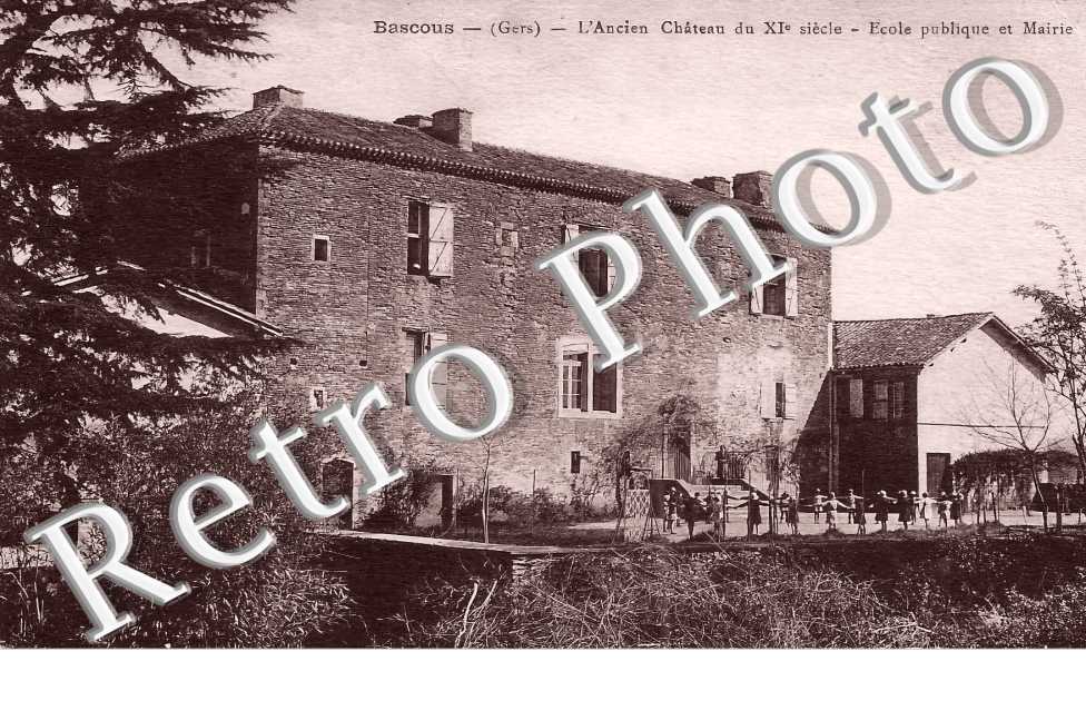 l'ancien chateau. Ecole piblique et mairie