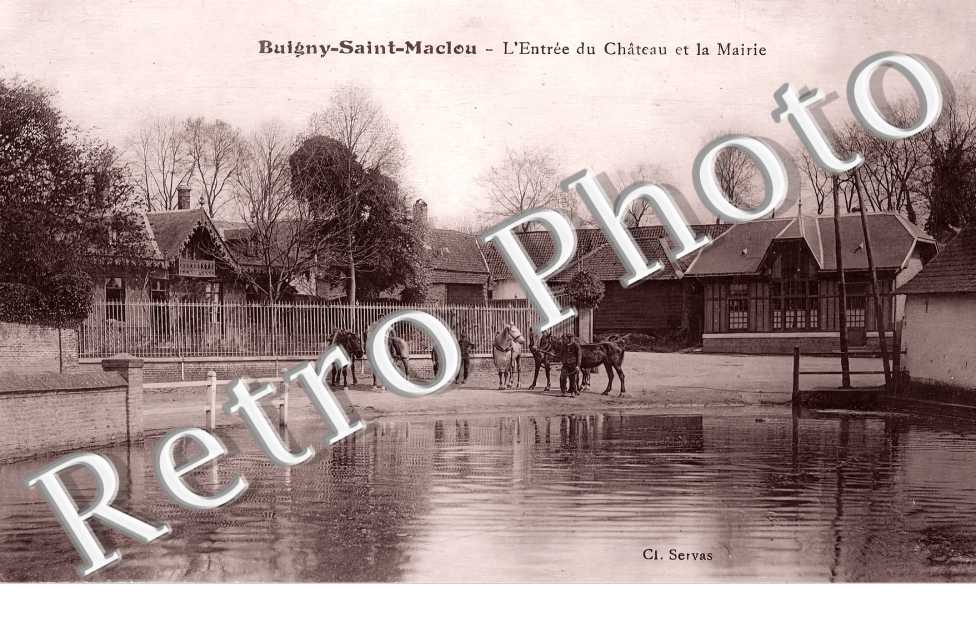 l'entrée du Château et la Mairie