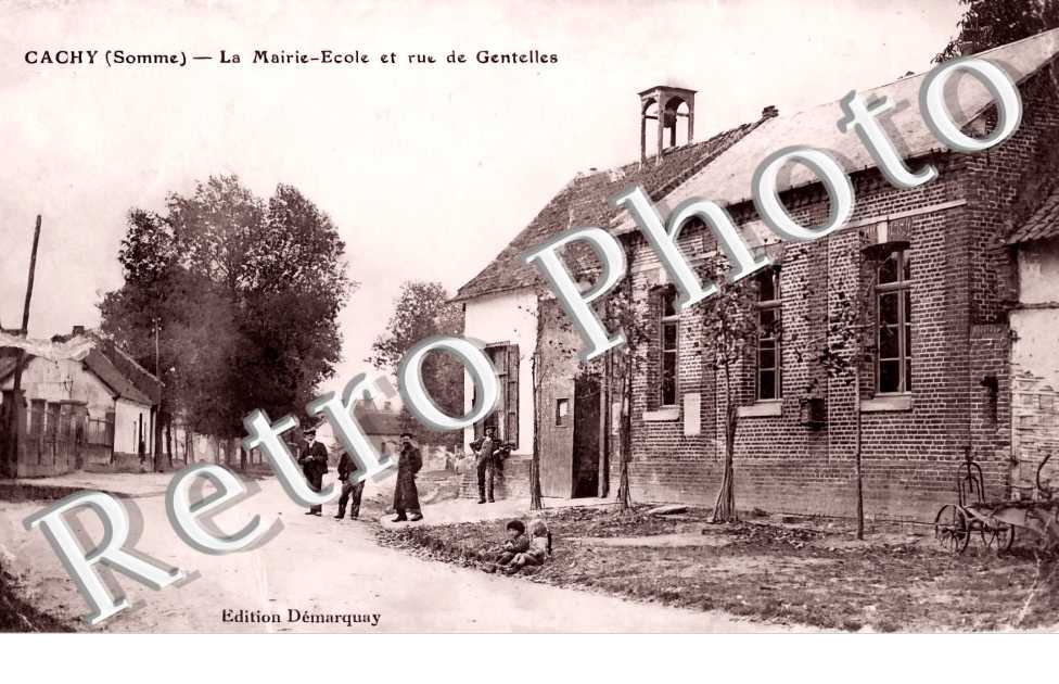 la mairie-école et rue de Gentelles
