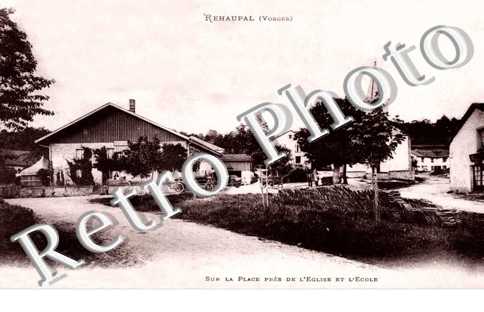 sur la place près de l'église et l'école