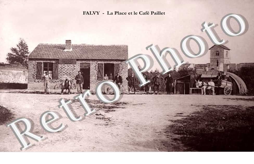 la place et le Café Paillet