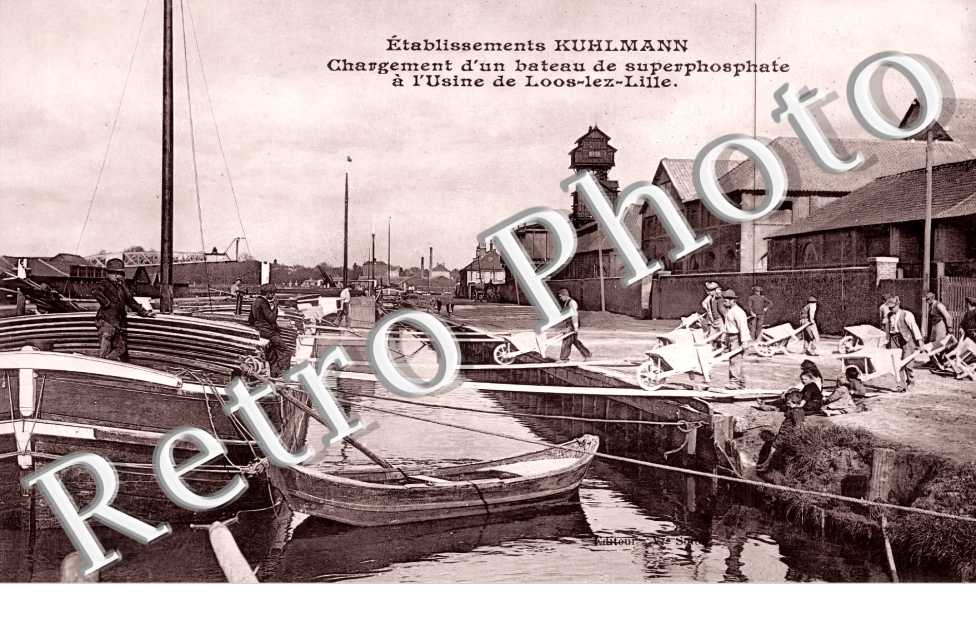 Etablissement Kuhlmann. Chargement d'un bateau de superphosphate à l'usine de Loos-lez-Lille