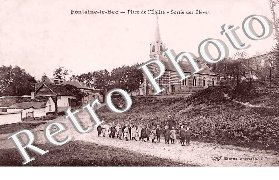 placxe de l'église. Sortie des élèves