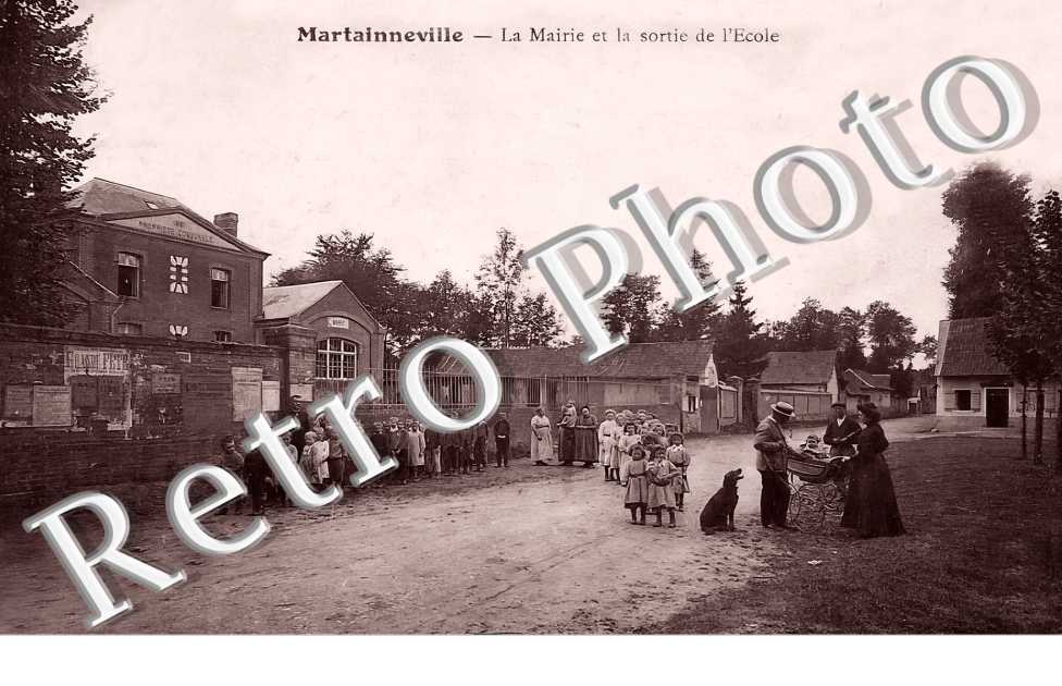 LA MAIRIE ET LA SORTIE DE L'ECOLE
