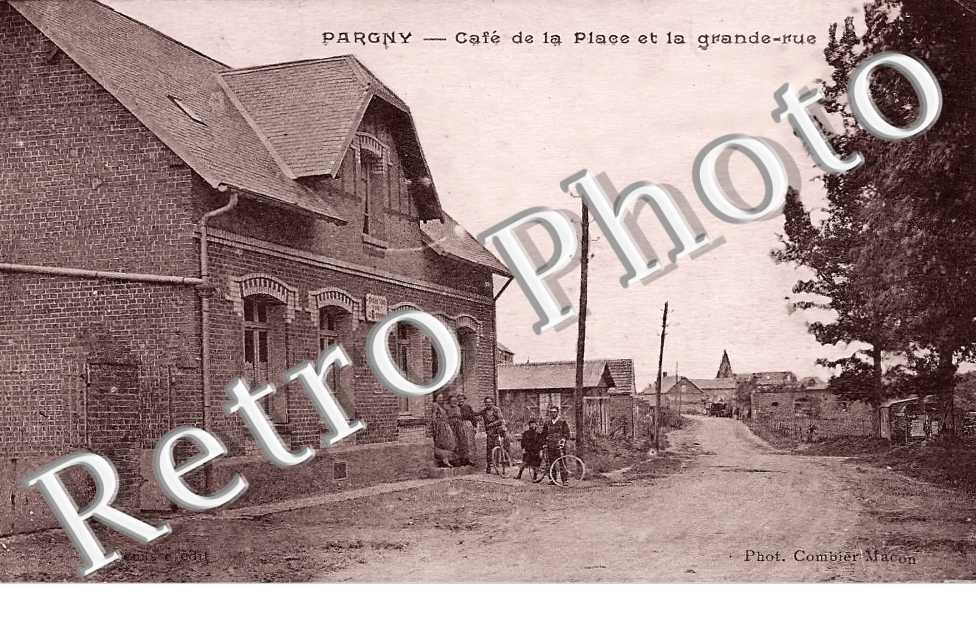 café de la place et la grande rue