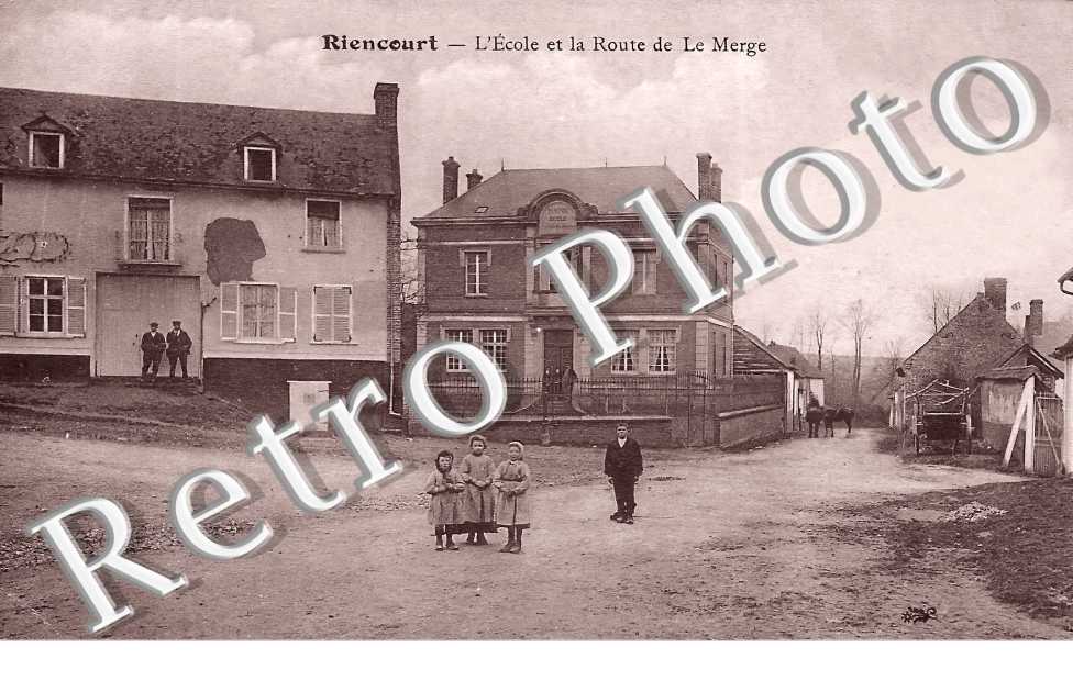 l'école et la route de Le Merge