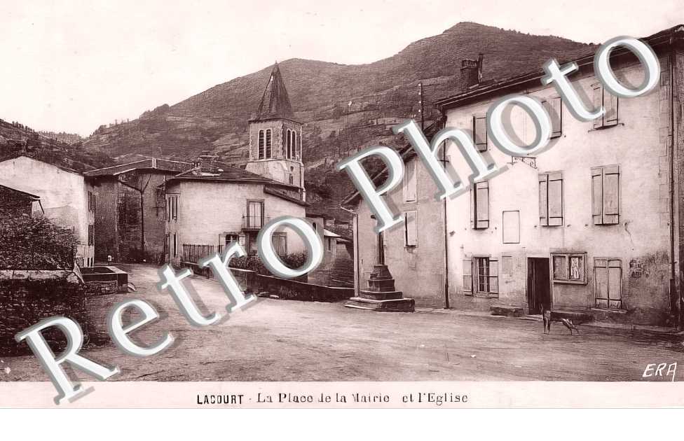 la place de la mairie et l'église