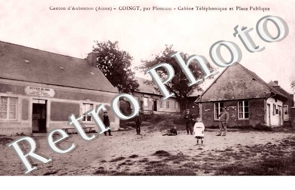 cabine téléphonique et place publique
