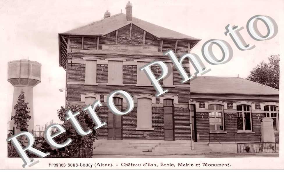 Château d'eau, école, mairie et monument