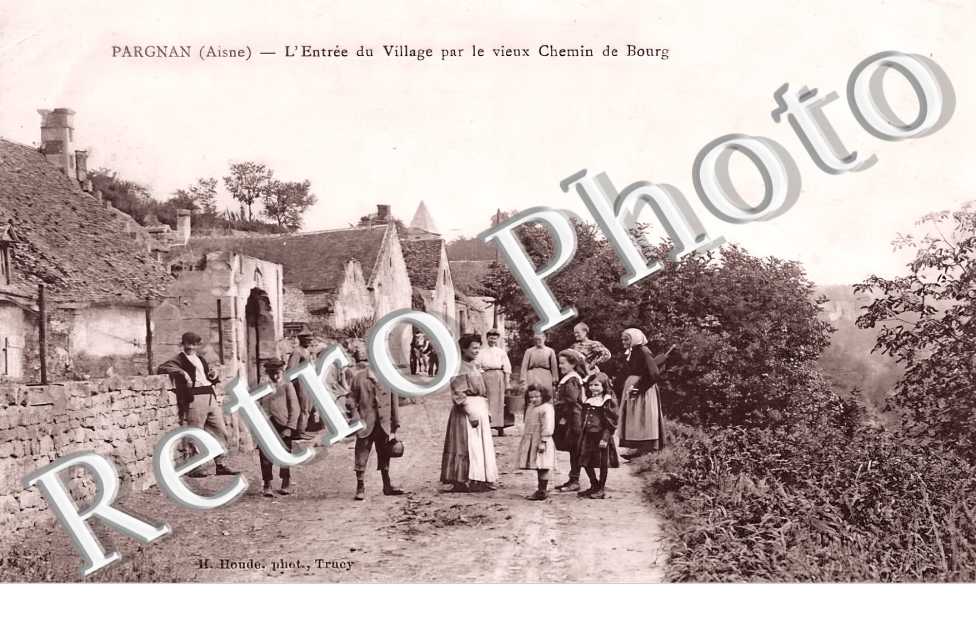 l'entrée du village par le vieux chemin de Bourg