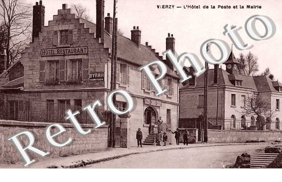 l'Hôtel de la Poste et la Mairie