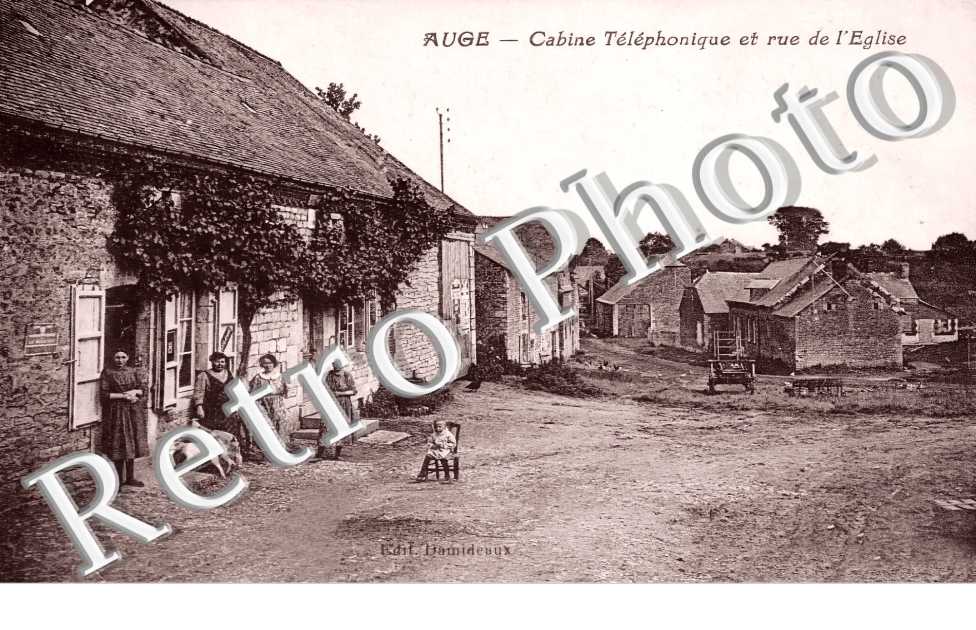 cabine téléphonique et rue de l'église