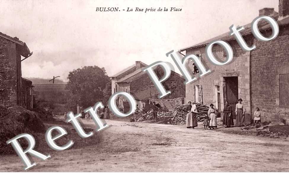 la rue prise de la place